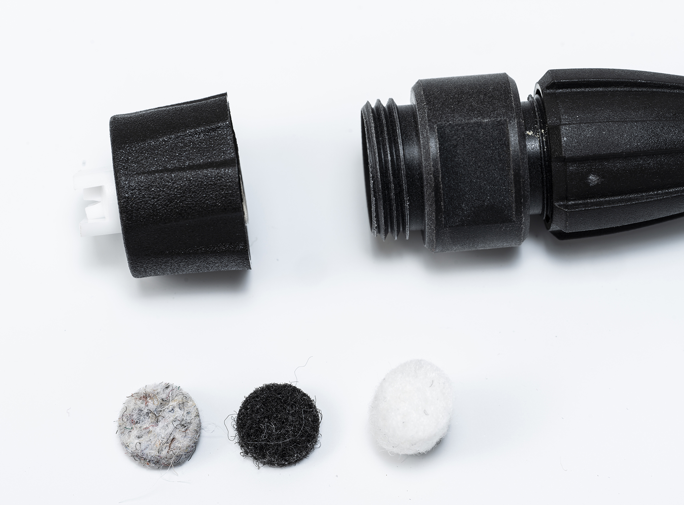 Die Fleecepads werden direkt vor der Schaumdüse eingebaut